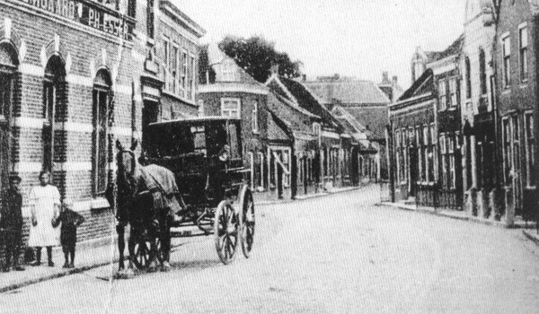 Opgericht 1842 Hotel De Boomgaard (nu: Pub Esser)